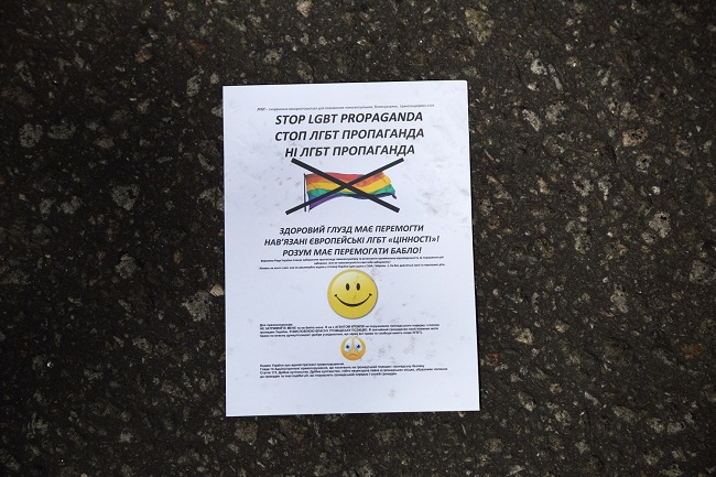 Противники КиевПрайда-2016 раздавали прохожим листовки 